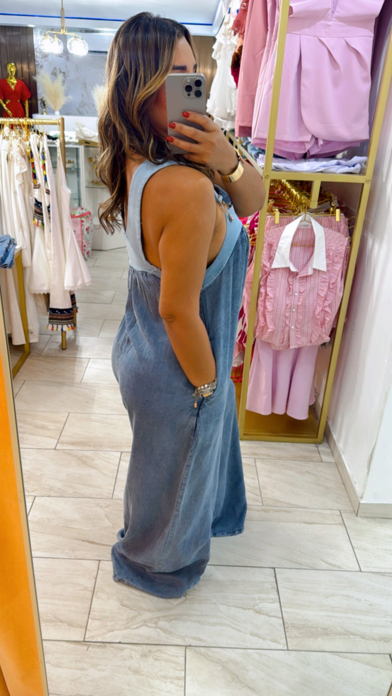 Indonesia Denim Jumpsuit (oversized) puesto en Small