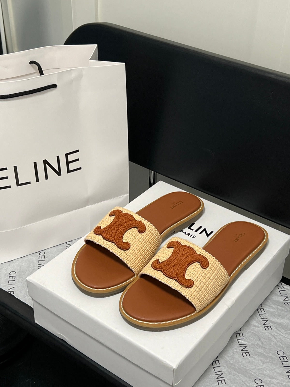 Celina Flat Sandals(incluye caja) llegan Nov 10)