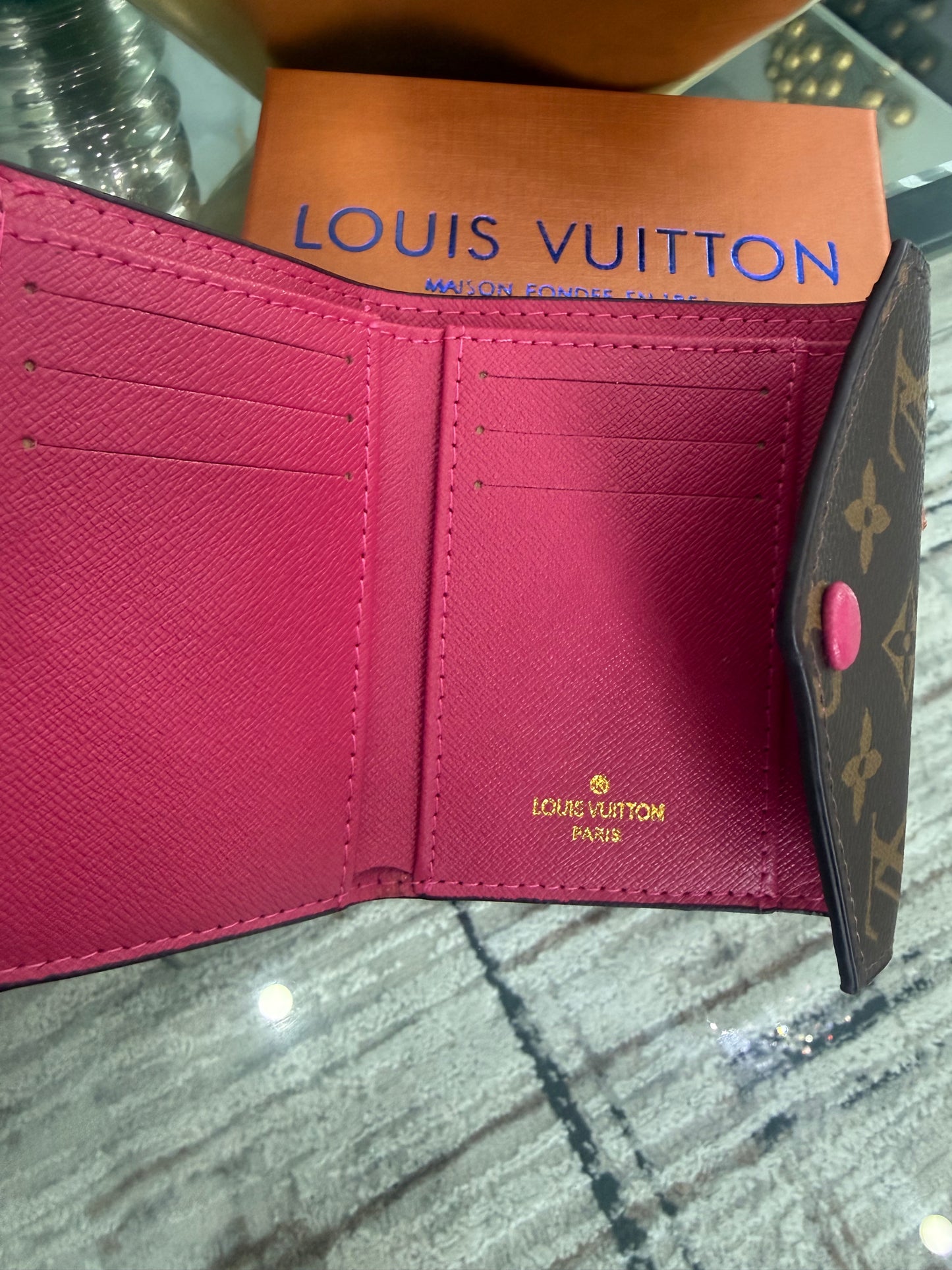LV Mini Wallet (botón rosa) incluye caja