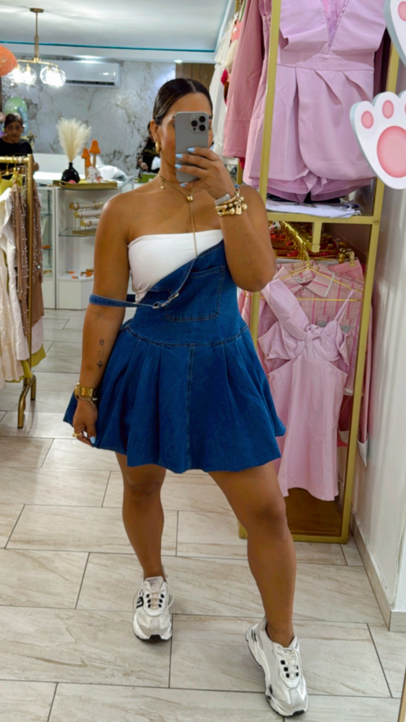 Buenos Aires Denim Jumper Dress (stretch)tiene elástico en la cintura