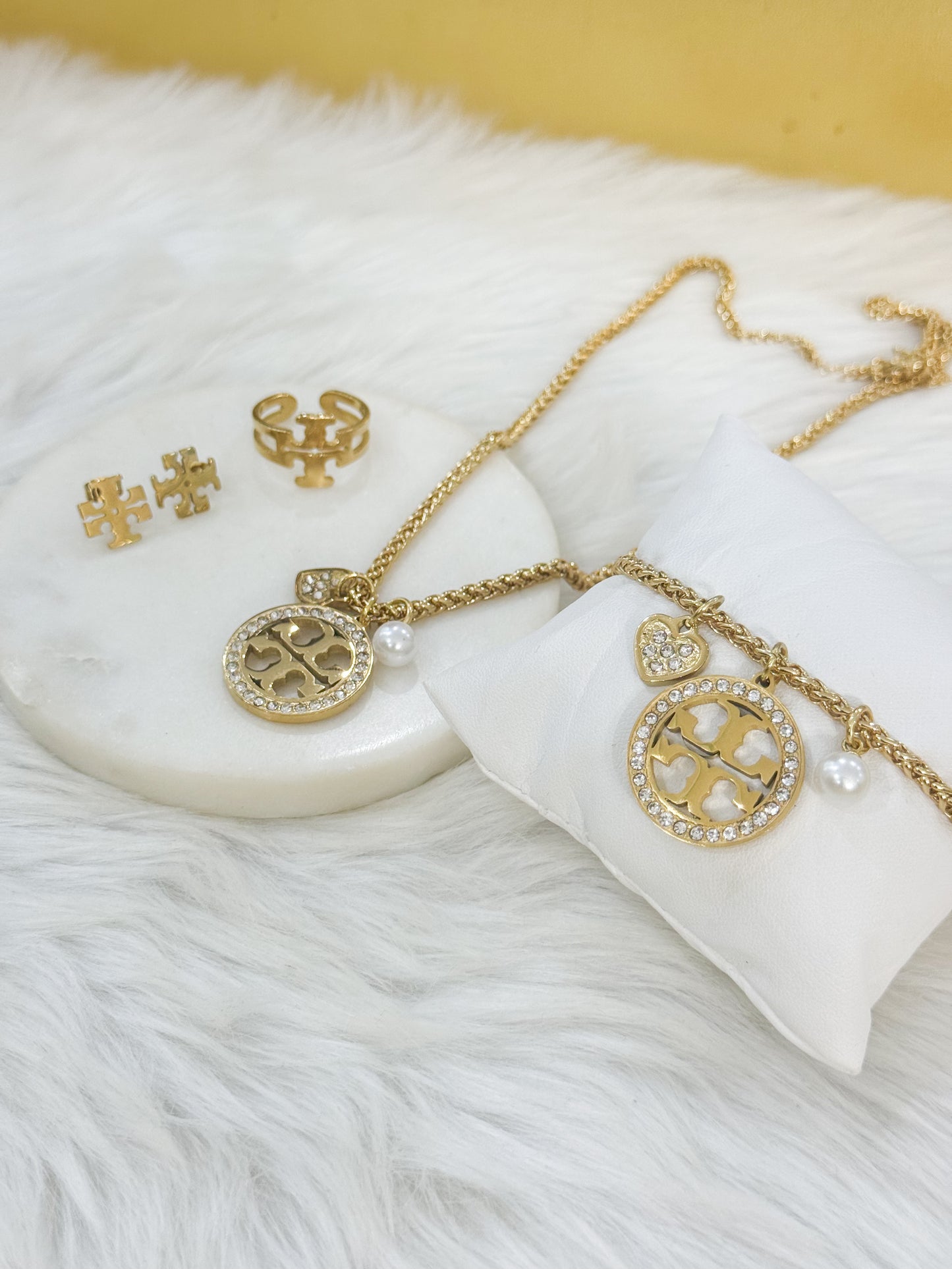 Tory Gold Set 4 piezas (Cadena, Pulsera, Aretes y Sortija Ajustable) (Stainless Steel)