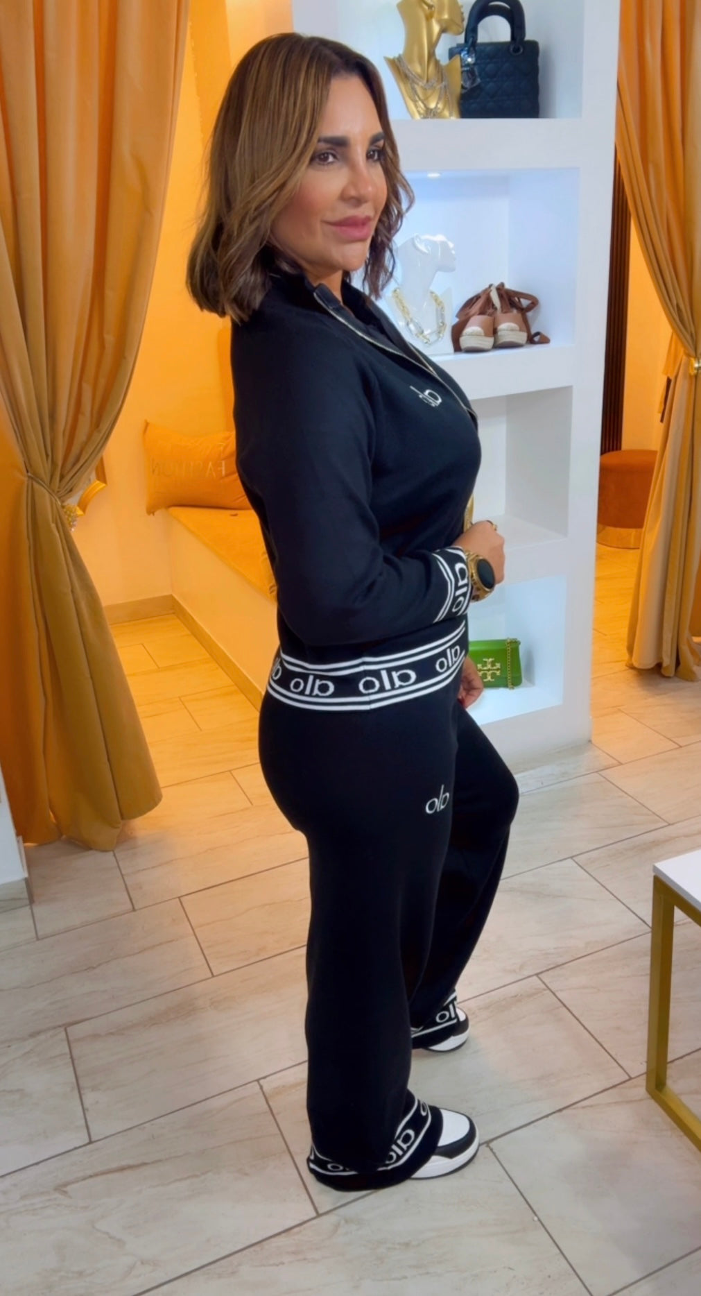 Alo Black & White Jacket Set (stretch) puesto en Médium