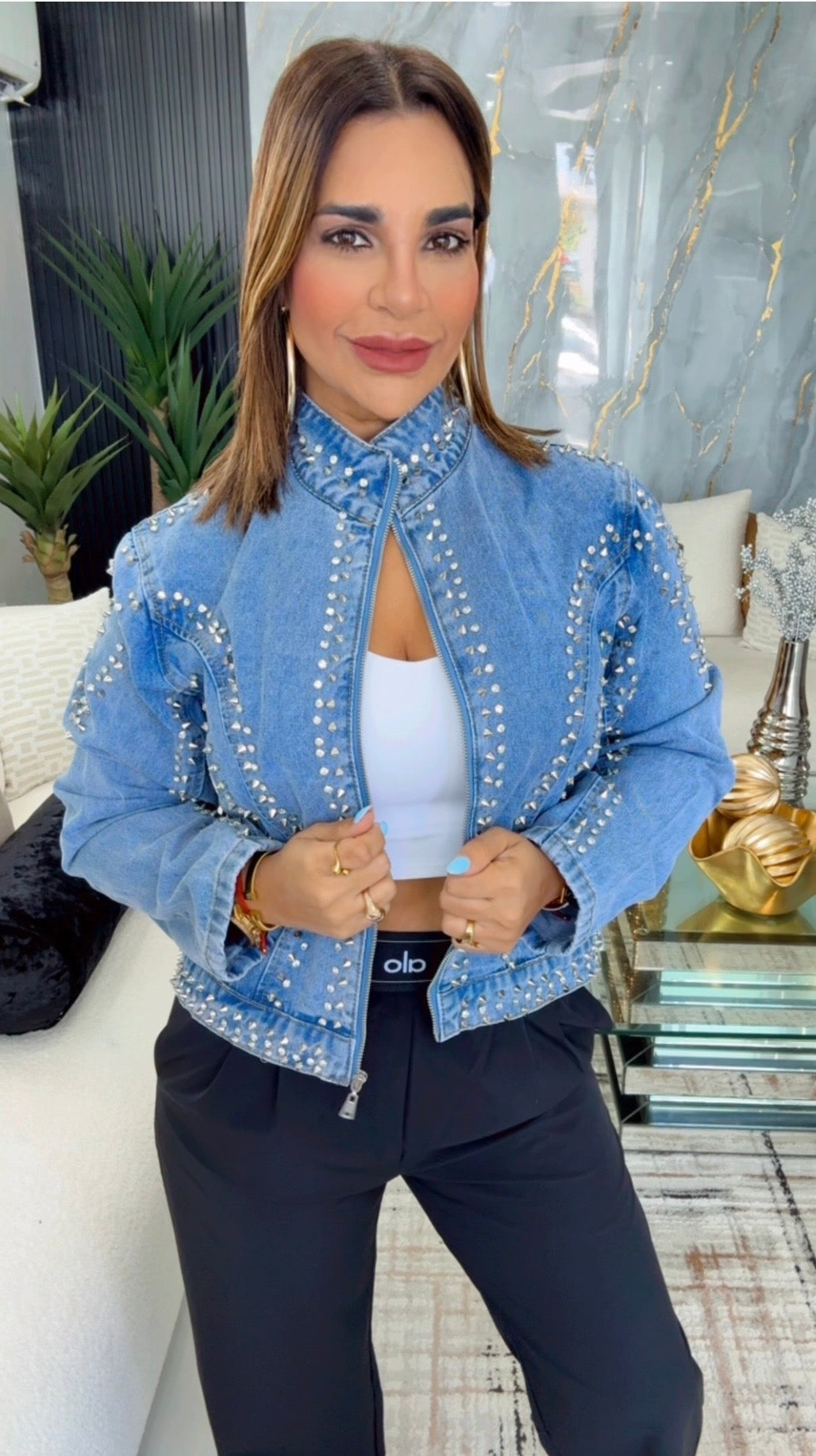Calgary Rhinestone Denim Jacket (puesto en M)
