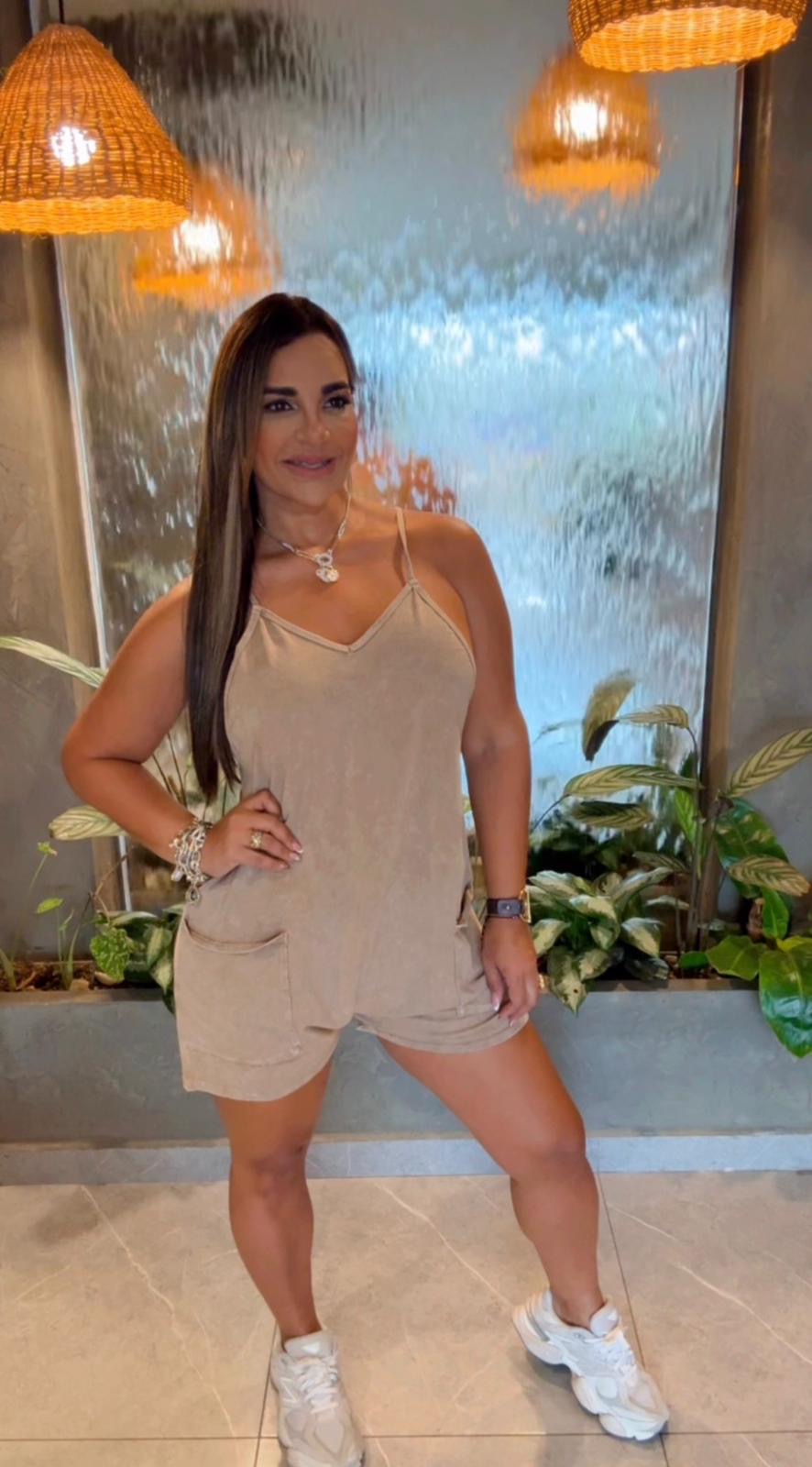 Camel Short Romper (stretch) utilicé talla Médium