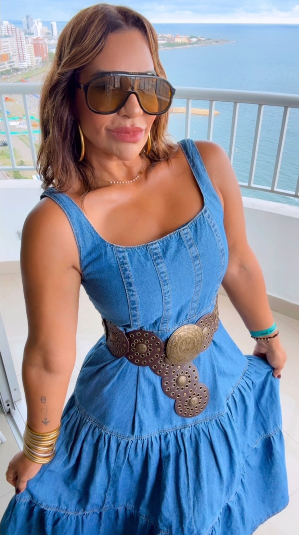 Marbella Denim Dress (tiene elástico en la parte trasera superior) incluye el cinturón. Utilicé talla M