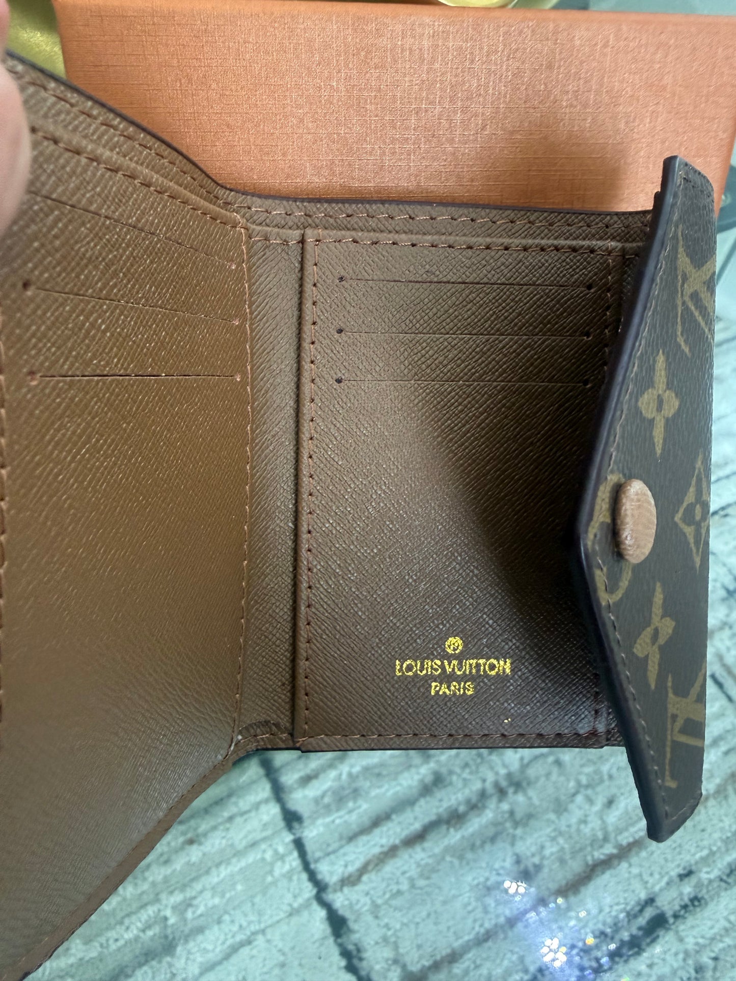 LV Mini Wallet (botón marrón) incluye caja