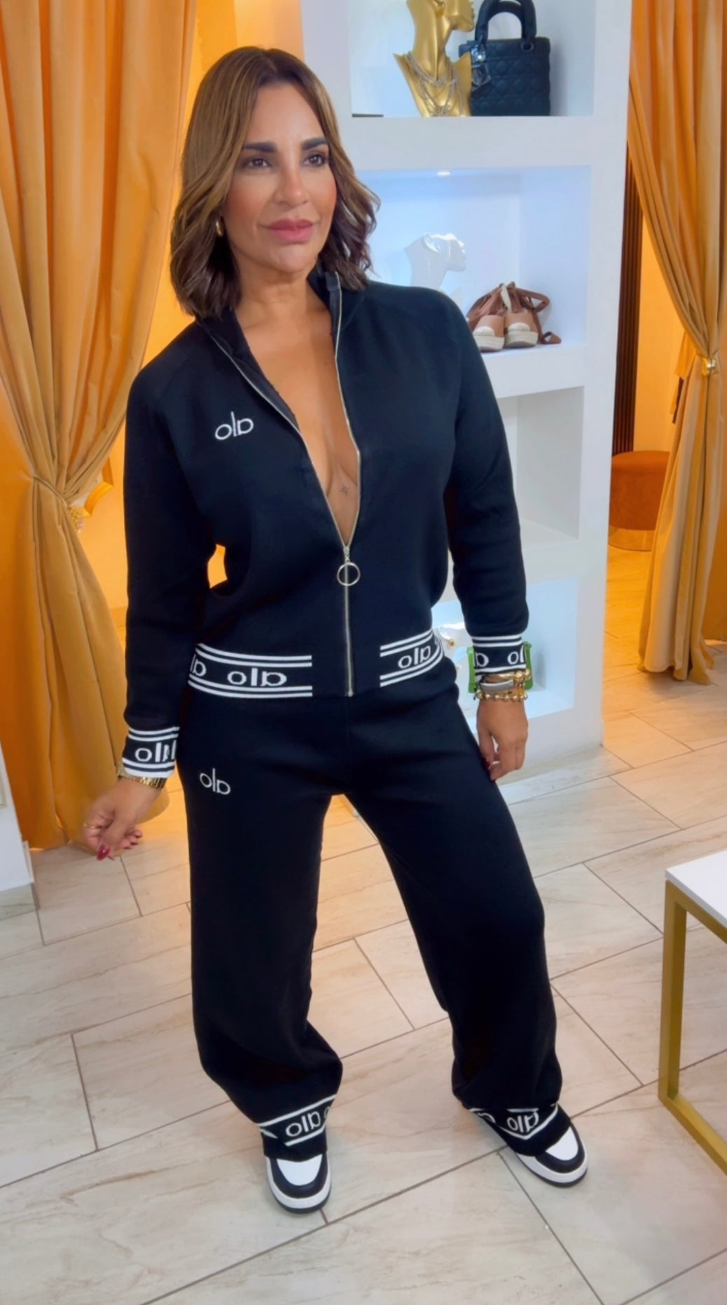 Alo Black & White Jacket Set (stretch) puesto en Médium
