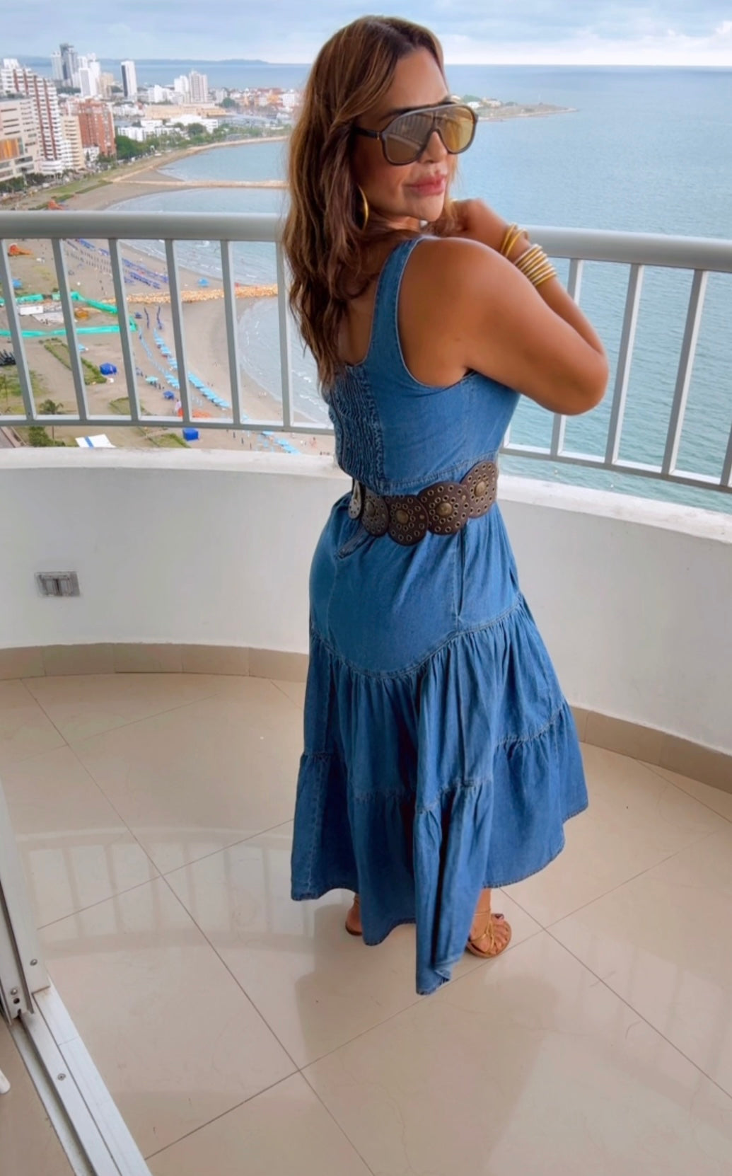 Marbella Denim Dress (tiene elástico en la parte trasera superior) incluye el cinturón. Utilicé talla M