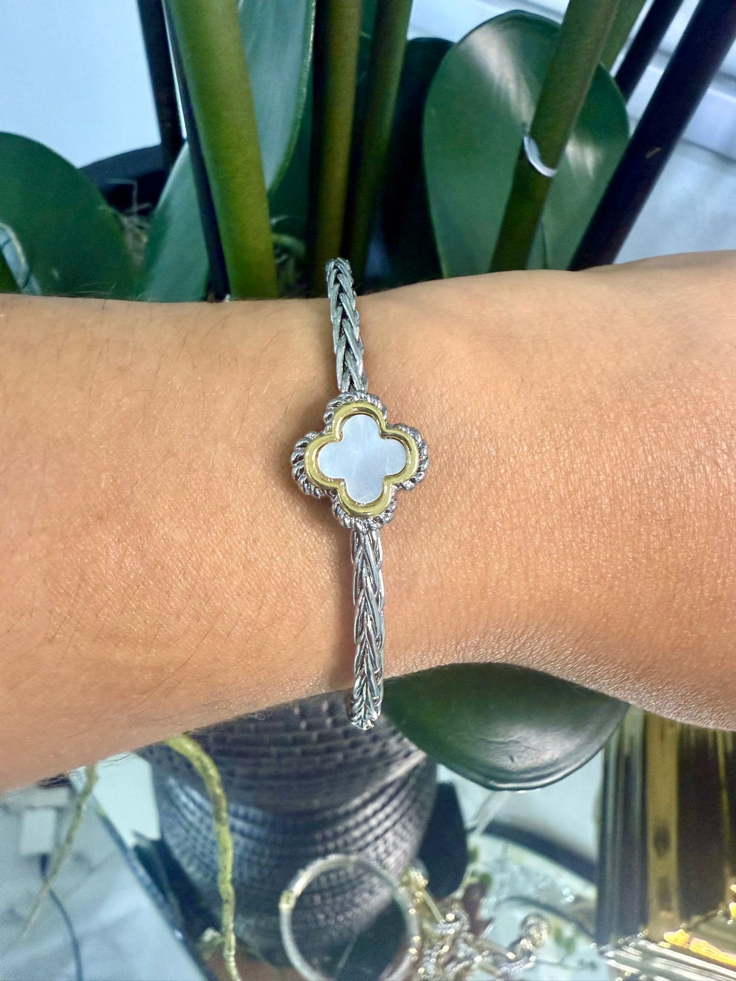 Shine Flower Two Tones Bangle (Gold Plated)