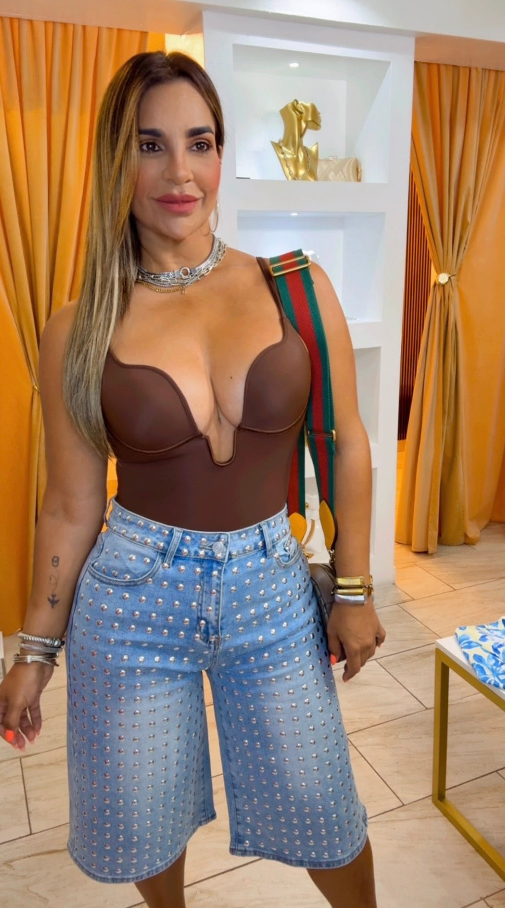 Brown Bodysuit (levantamiento de busto y control de abdomen)