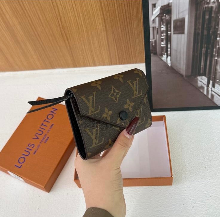 LV Mini Wallet (botón negro) incluye caja