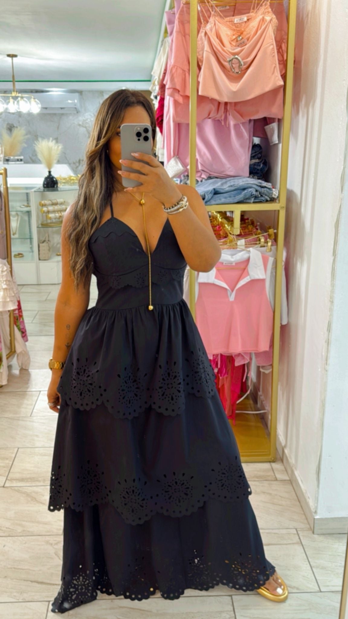 Israel Black Dress (corre al size) tiene elástico en la parte trasera. Utilice talla M