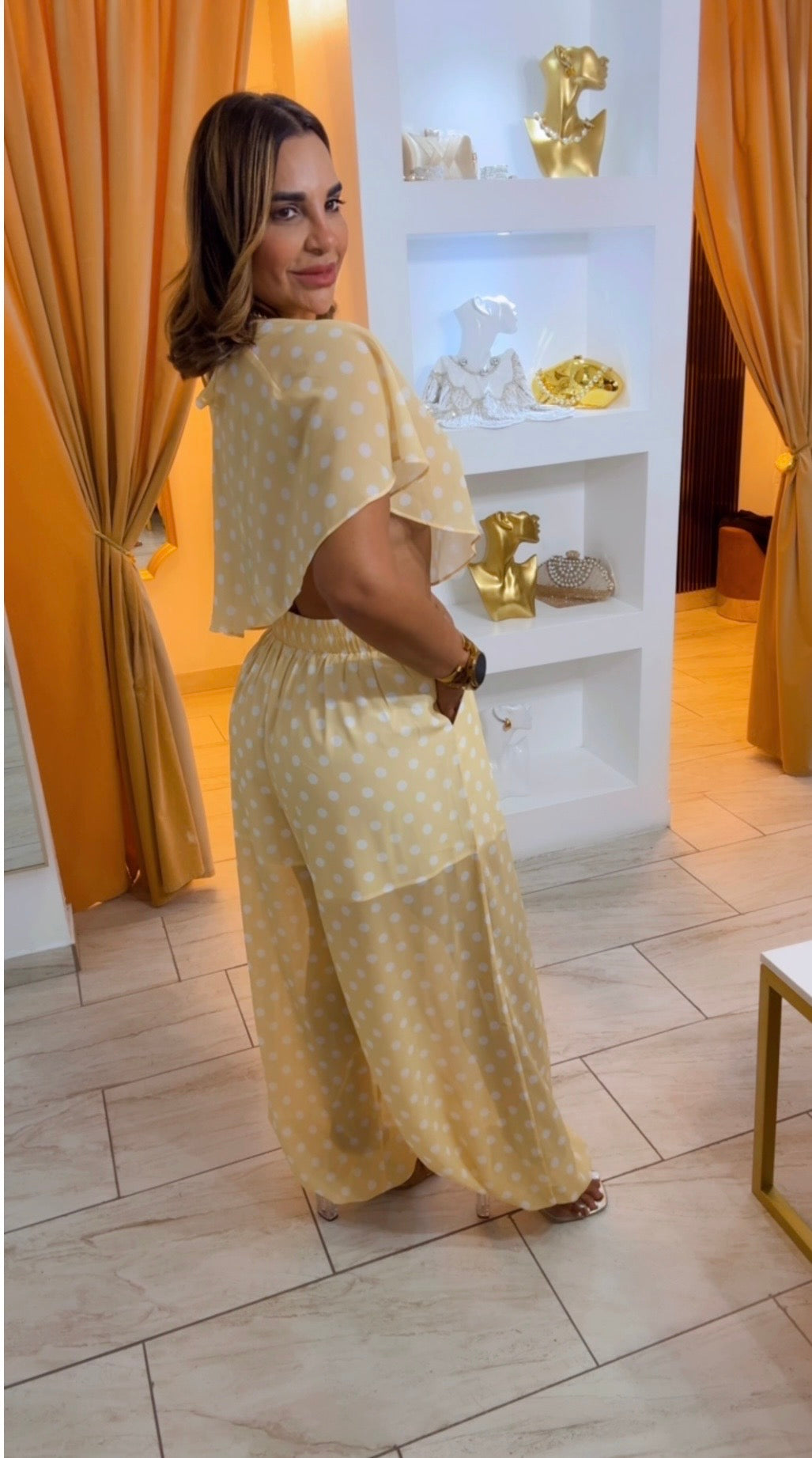 Yellow Polka Dots Set (corre grande) utilicé talla Médium