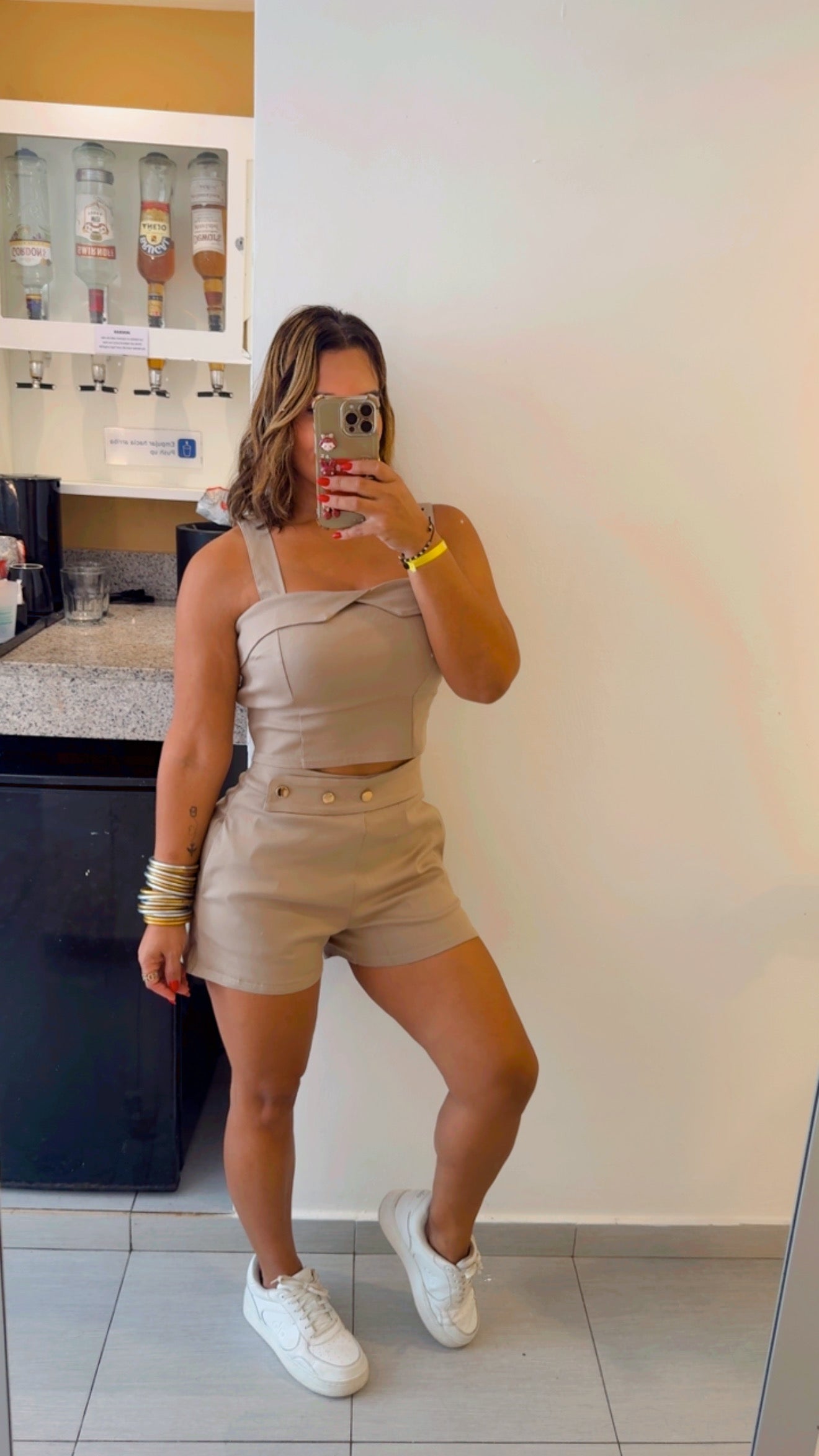 Juan Dolio Khaki Set (super spandex) puesto en talla Small