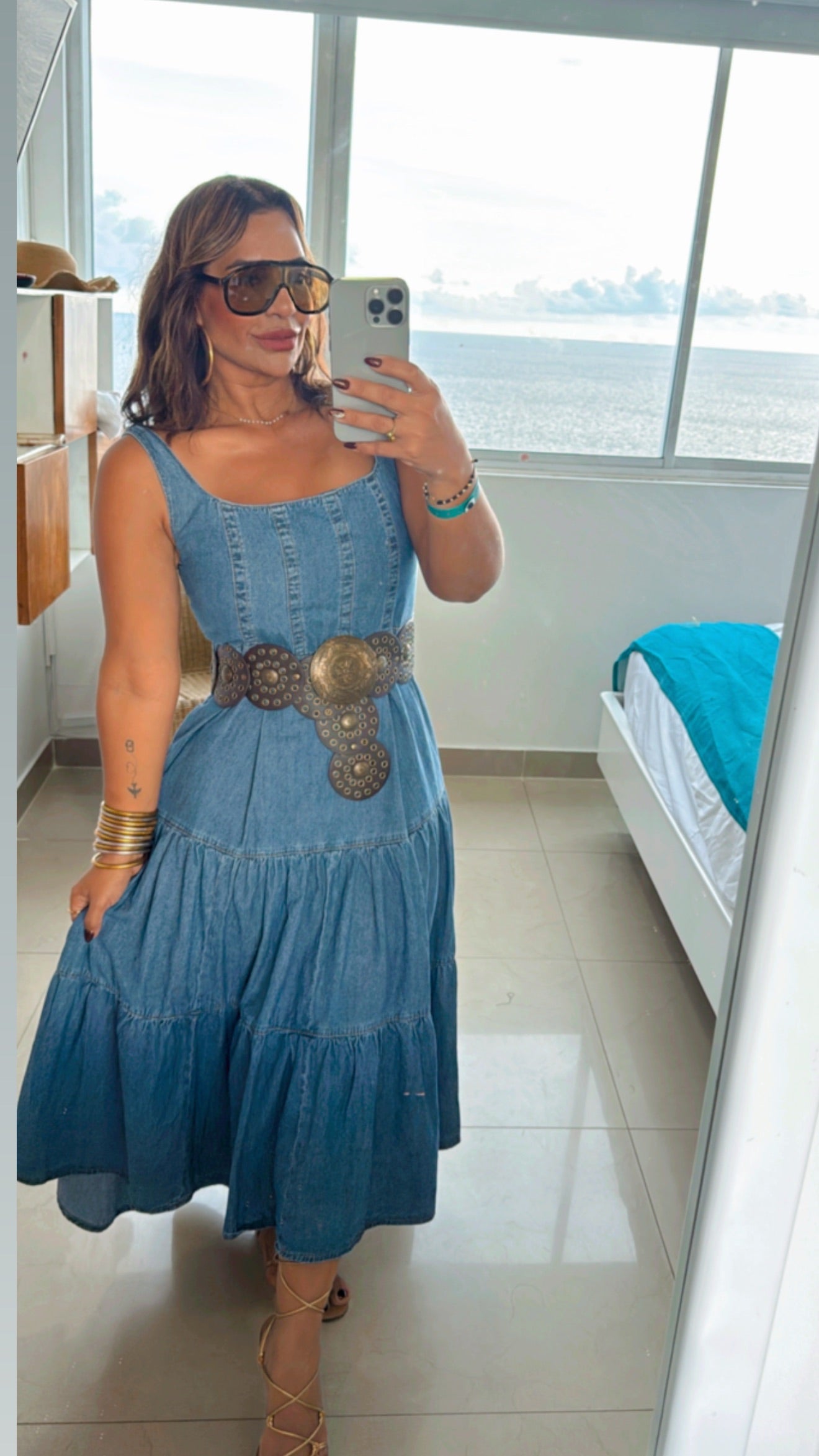 Marbella Denim Dress (tiene elástico en la parte trasera superior) incluye el cinturón. Utilicé talla M
