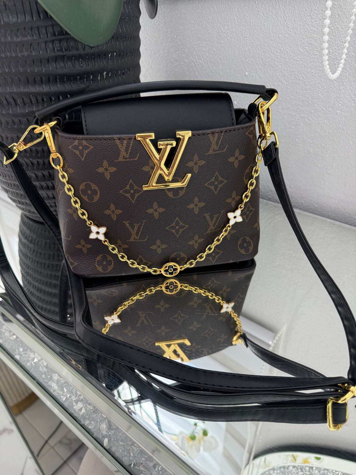 LV Nano Black Bag (incluye accesorio)