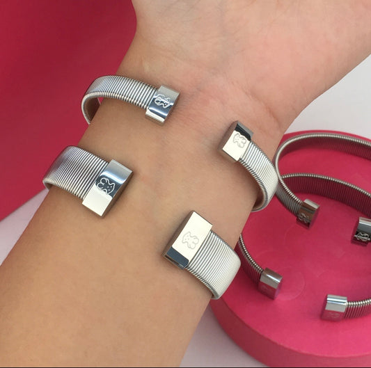 Bear Silver Bangle (llega oct 30) es la finita