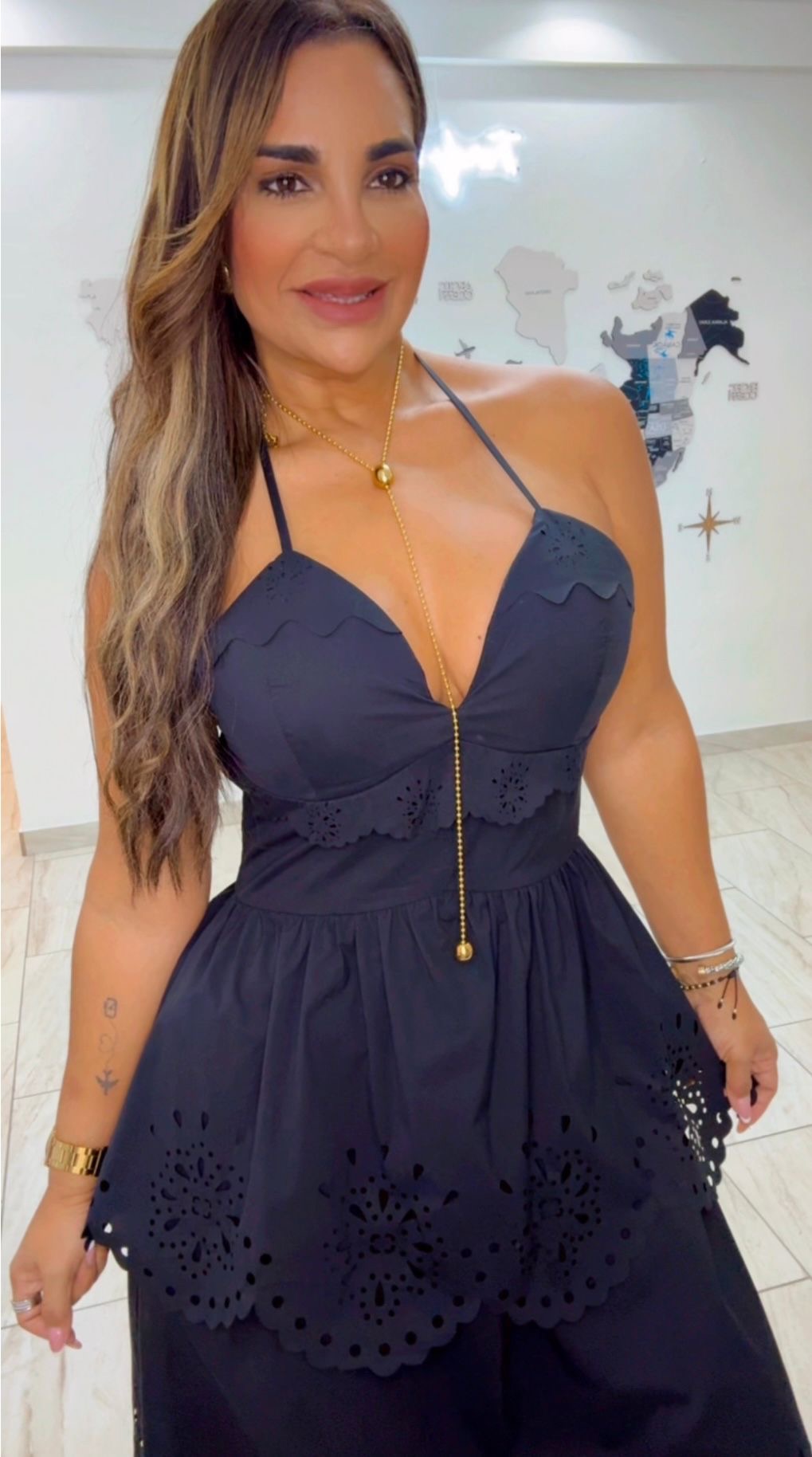 Israel Black Dress (corre al size) tiene elástico en la parte trasera. Utilice talla M