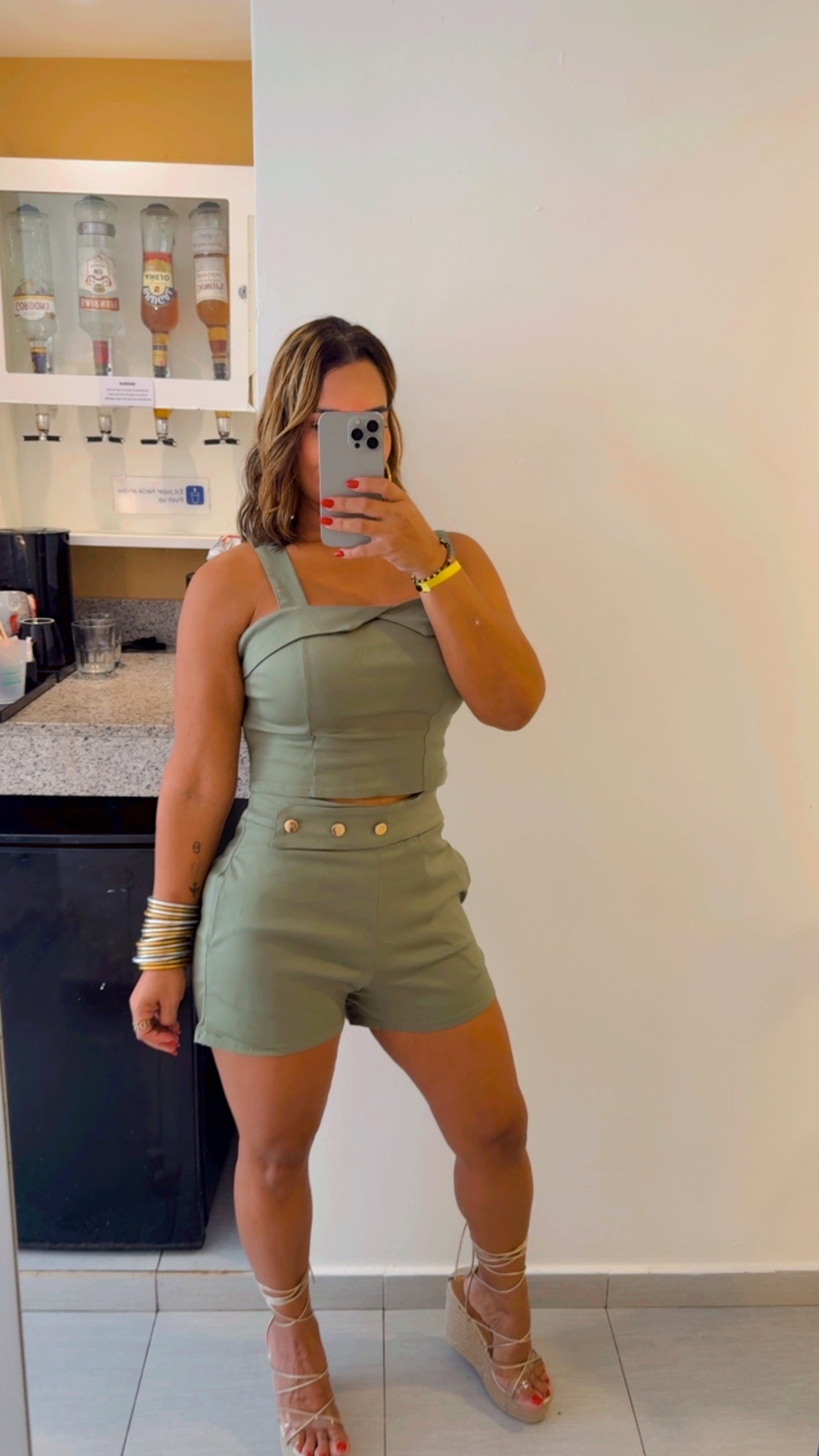 Juan Dolio Olive Set (super spandex) puesto en talla Small