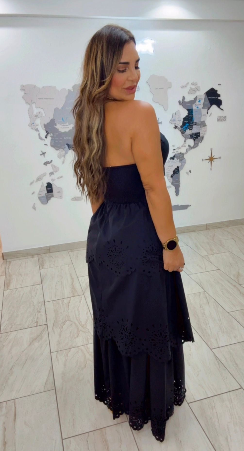 Israel Black Dress (corre al size) tiene elástico en la parte trasera. Utilice talla M