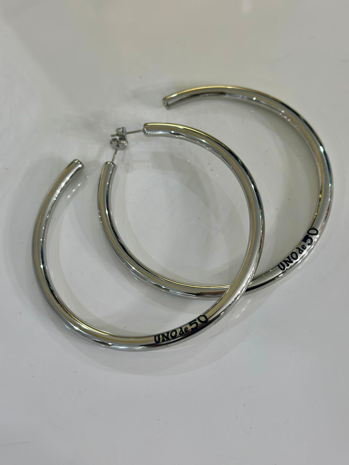 Uno Big Hoops (Doradas o Plateadas) Ambos colores aquí. Stainless Steel NO pesan