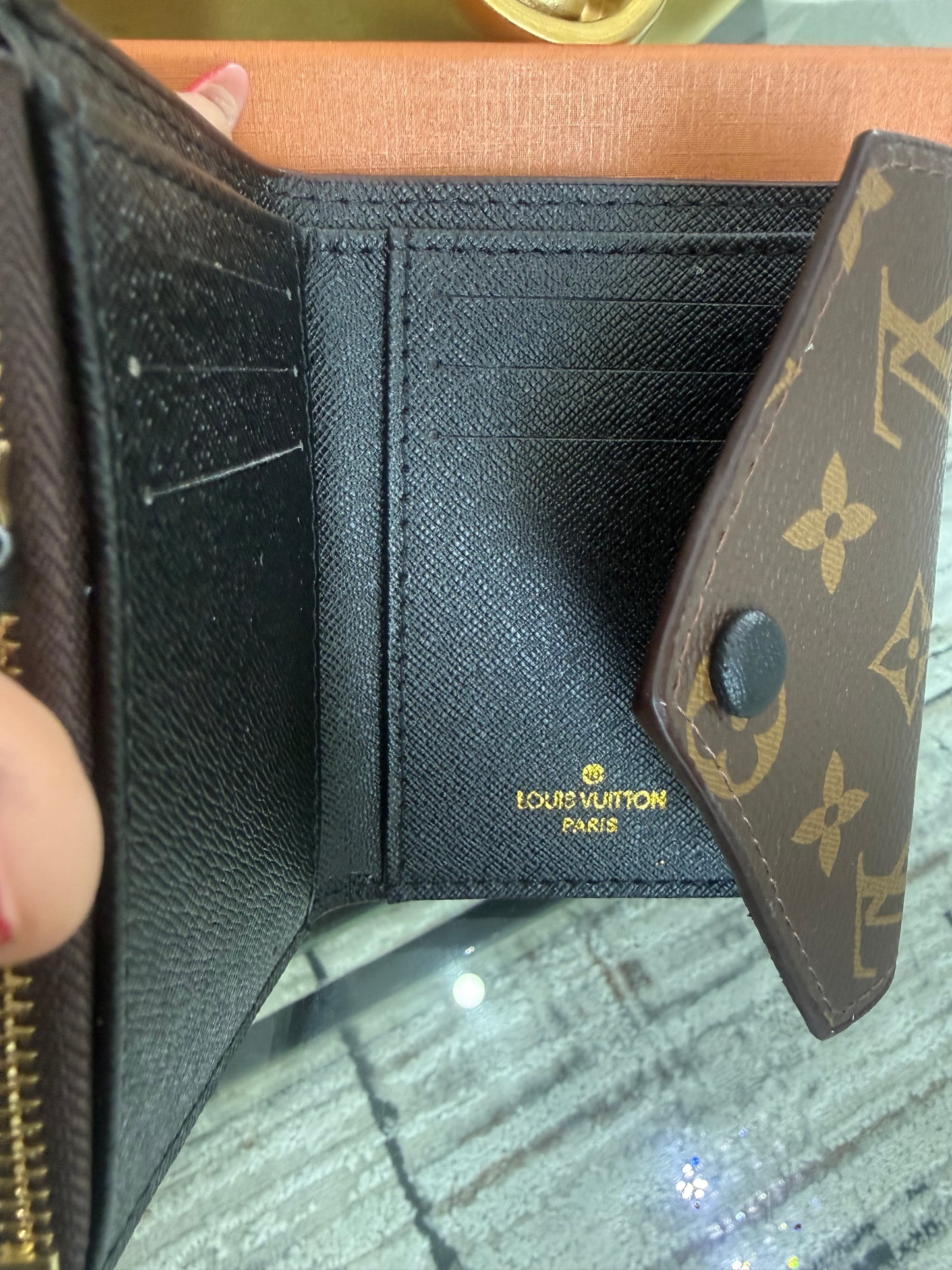 LV Mini Wallet (botón negro) incluye caja