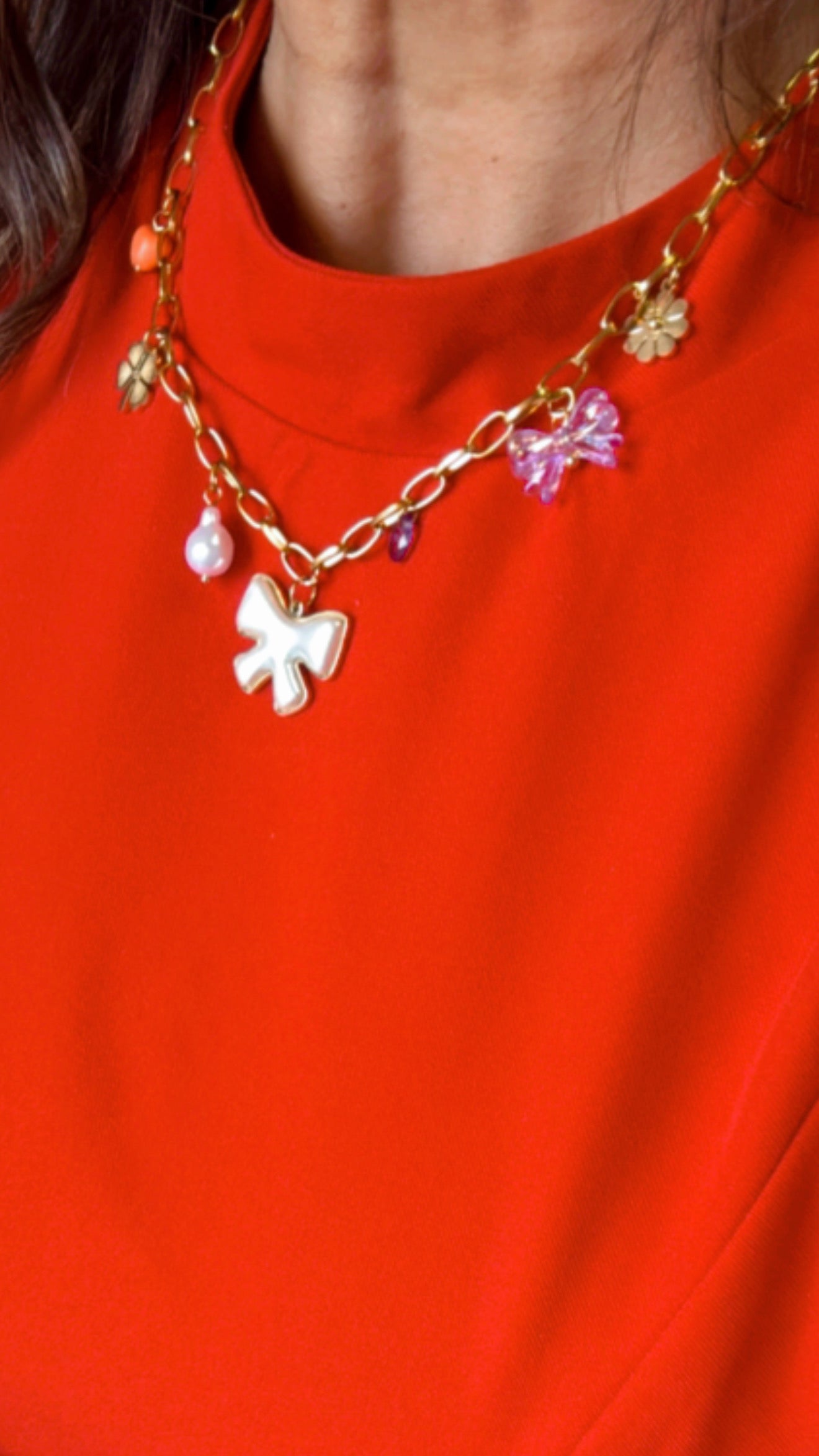 White Bow Gold Necklace ( material oro acero inoxidable) incluye todos los charms.Llegan el viernes