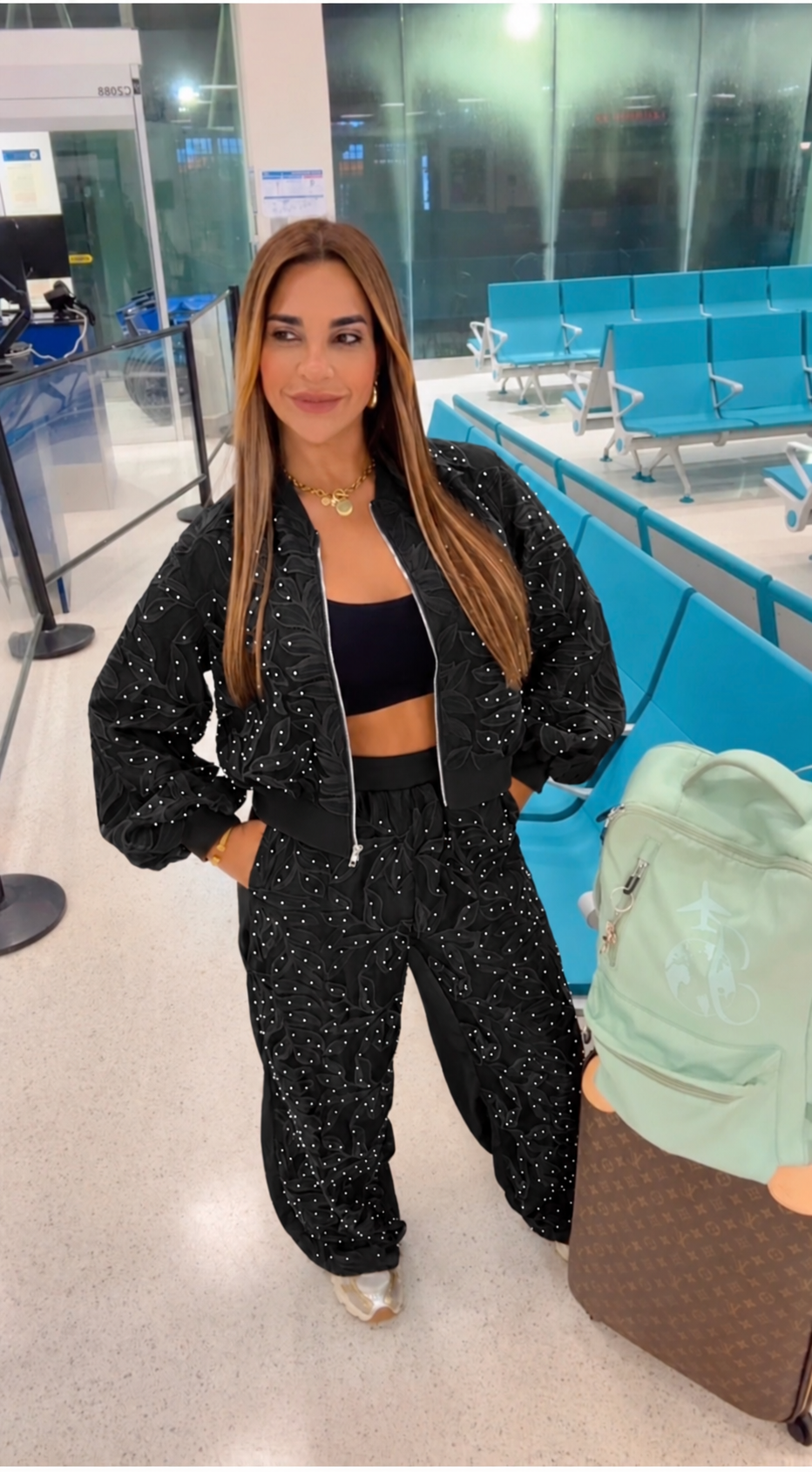 Iberia Black Luxury Set (spandex) bájale una talla