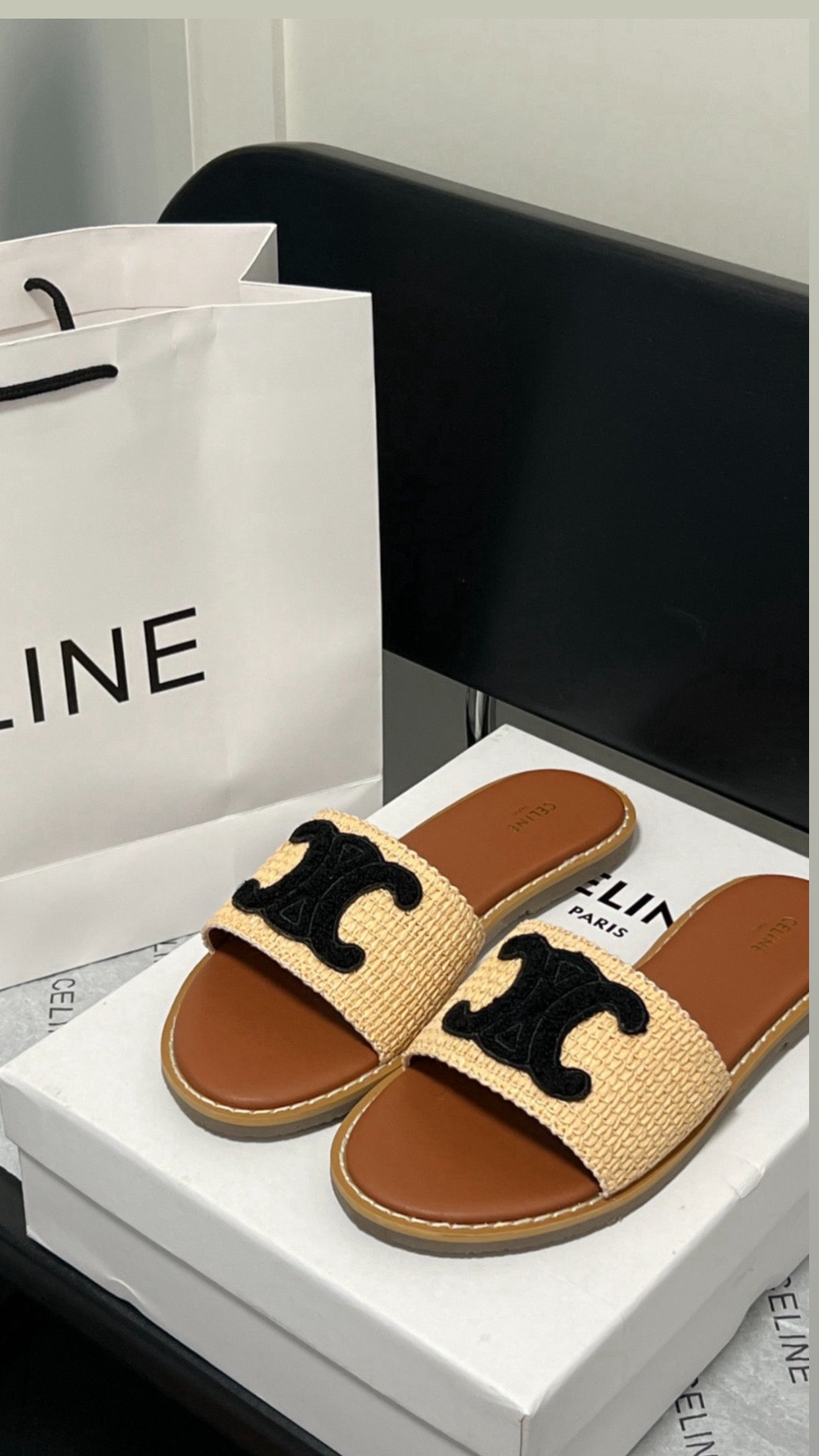 Line Flats Sandals (con caja)